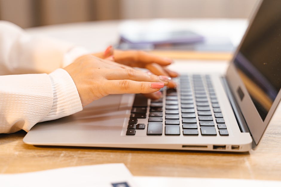Redattrice che lavora al computer portatile