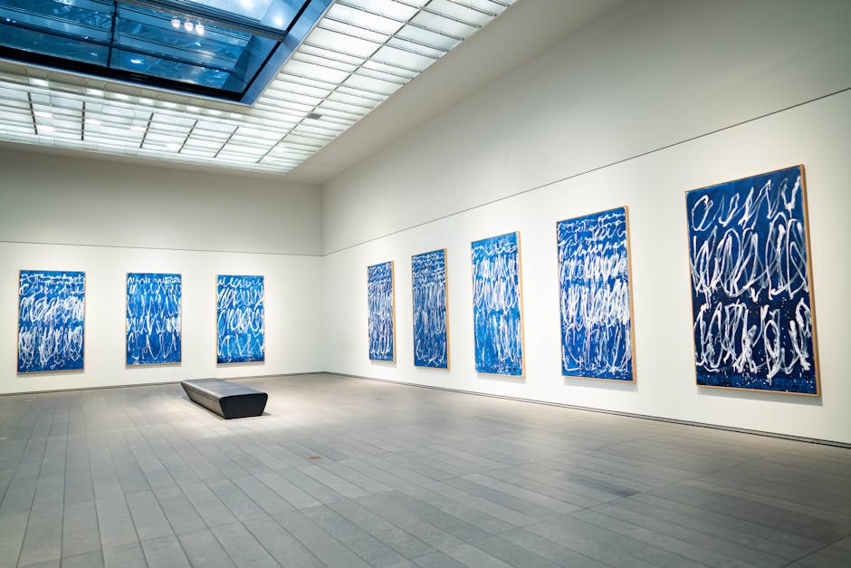 Galleria d'arte moderna con visitatori