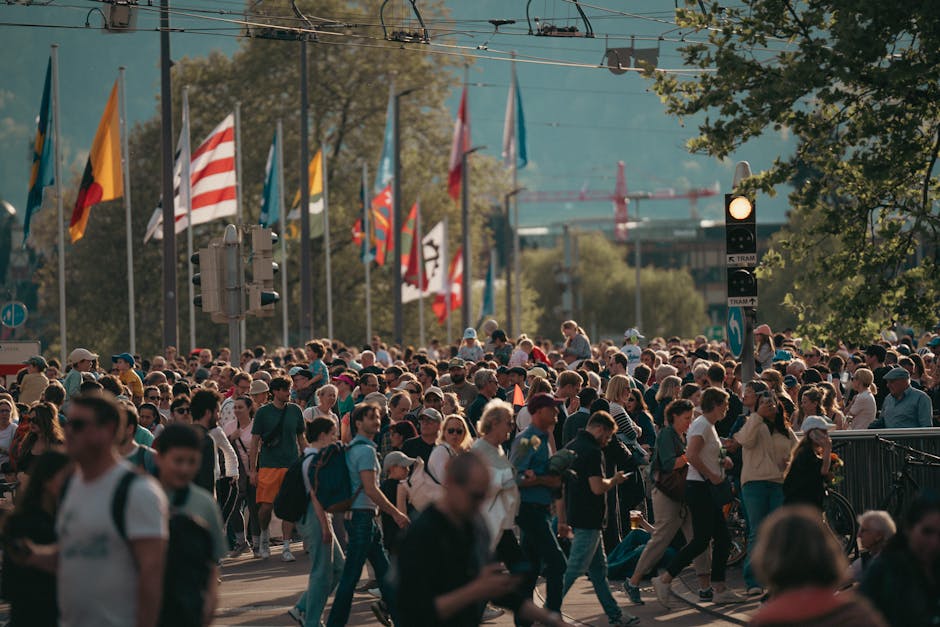 Folla di persone che cammina in una città italiana