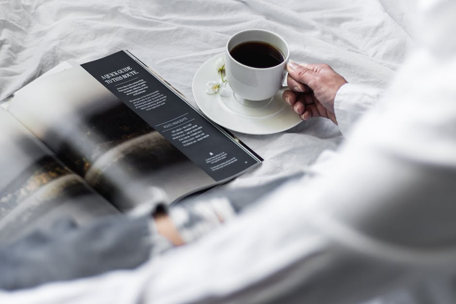 Persona che legge una rivista sorseggiando un caffè